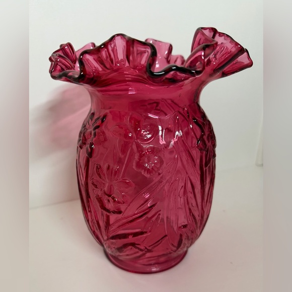 Fenton Cranberry glass vase with a ruffled rim and an embossed daffodil pattern - Picture 13 of 16